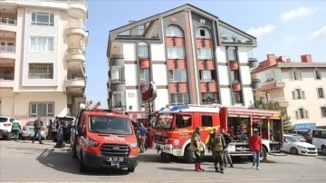 Ankara'da 7 katlı binada çıkan yangında dumandan etkilenen 4 itfaiye eri hastaneye kaldırıldı