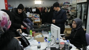 Ankara'da açılan "Hayır Çarşısı" depremzedelerin gıda ve giyim ihtiyacını karşılıyor