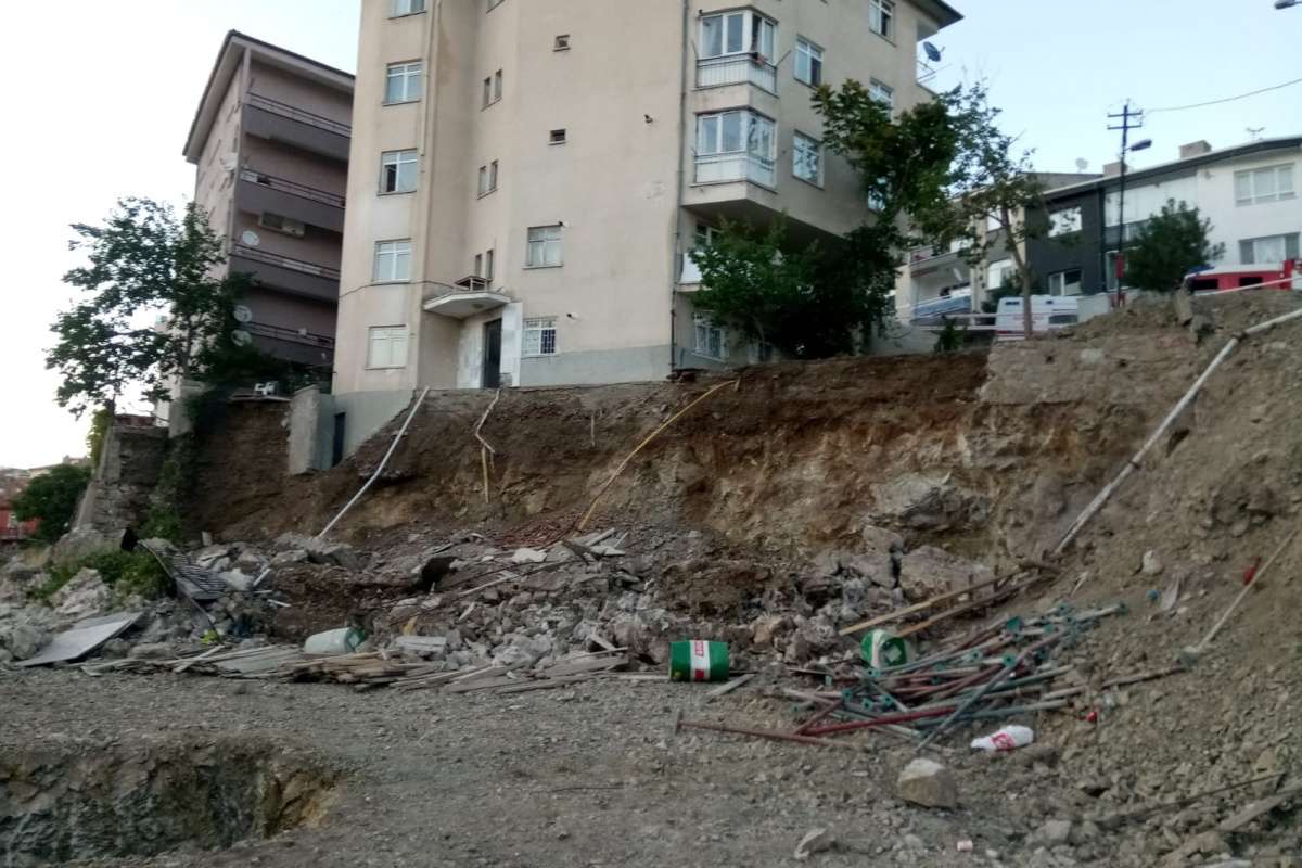 Ankara'da bir binanın temeli kaydı: 5 bina tahliye edildi