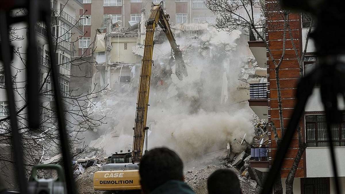 Ankara'da çökme riski bulunan Açelya Apartmanı'nın kontrollü yıkım çalışmaları sürüyor