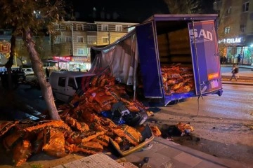 Ankara’da freni boşalan TIR park halindeki 3 araca çarptı