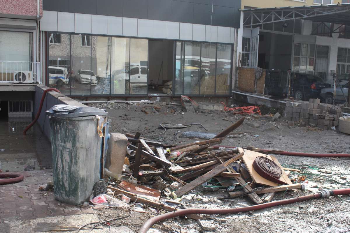 Ankara'da iş yerlerini su bastı, araçlar suya gömüldü