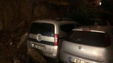 Ankara&rsquo;da istinat duvarı çöktü, 5 otomobil zarar gördü