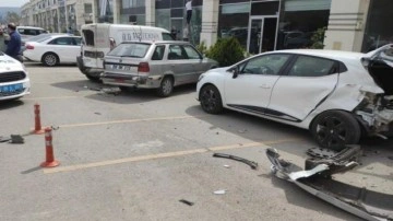 Ankara'da kargo minibüsü, 7 araca çarptı!