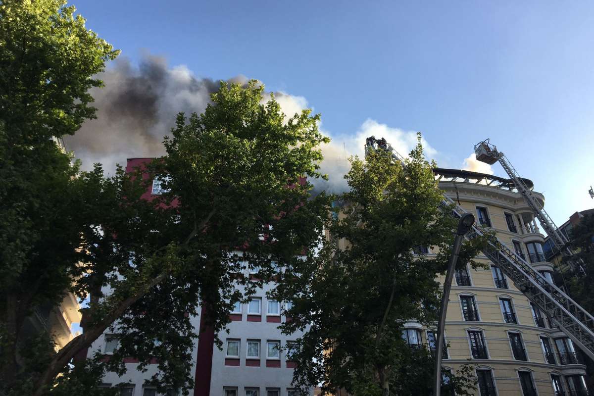 Ankara'da otelin çatı katında yangın