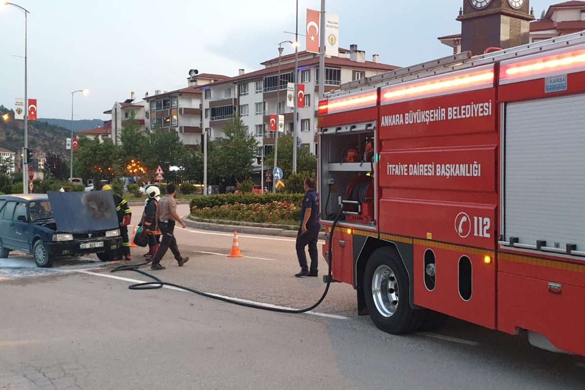 Ankara'da otomobil alev aldı, sürücü yanmaktan son anda kurtuldu