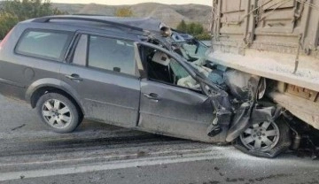 Ankara'da otomobil tıra çarptı: 1 ölü