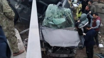 Ankara'da otomobilin bariyerlere çarptığı kazada baba ve oğlu öldü