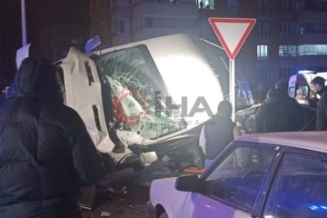 Ankara'da servis aracıyla otomobil çarpıştı: 7 yaralı