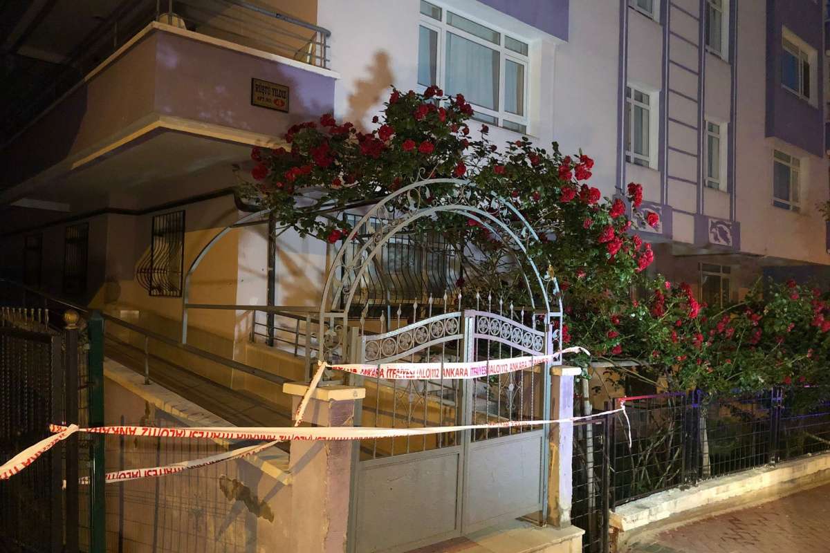 Ankara'da temeli hasar gören ve otoparkı çöken 3 katlı apartman tahliye edildi
