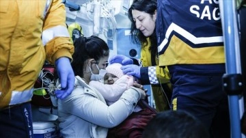 Ankara'daki hastanelerde 471 yaralı depremzedenin tedavisi sürüyor