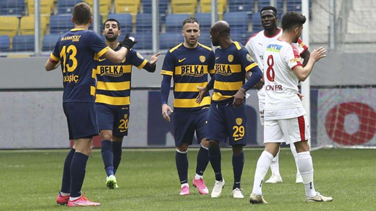 Ankaragücü, sahasında konuk ettiği Göztepe'yi 3-0 mağlup etti