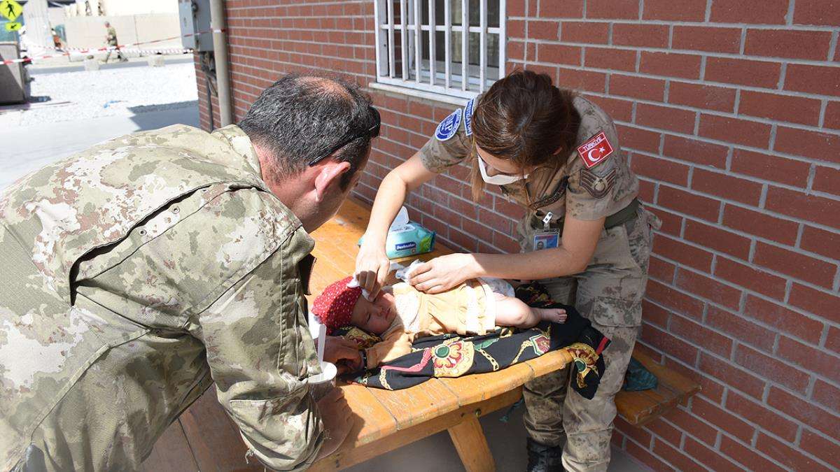 Annesinden ayrı düşen Afgan bebeğe Türk askerinden şefkat eli