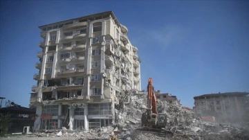 Antakya ve Defne'deki ağır hasarlı yapıların yıkımına başlandı