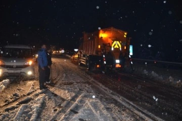 Antalya-Konya karayolunda kar yağışı sebebiyle tırların geçişine izin verilmiyor