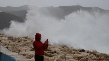 Antalya Körfezi'nde fırtına uyarısı
