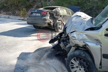 Antalya’da 2 araç çarpıştı: 5 yaralı