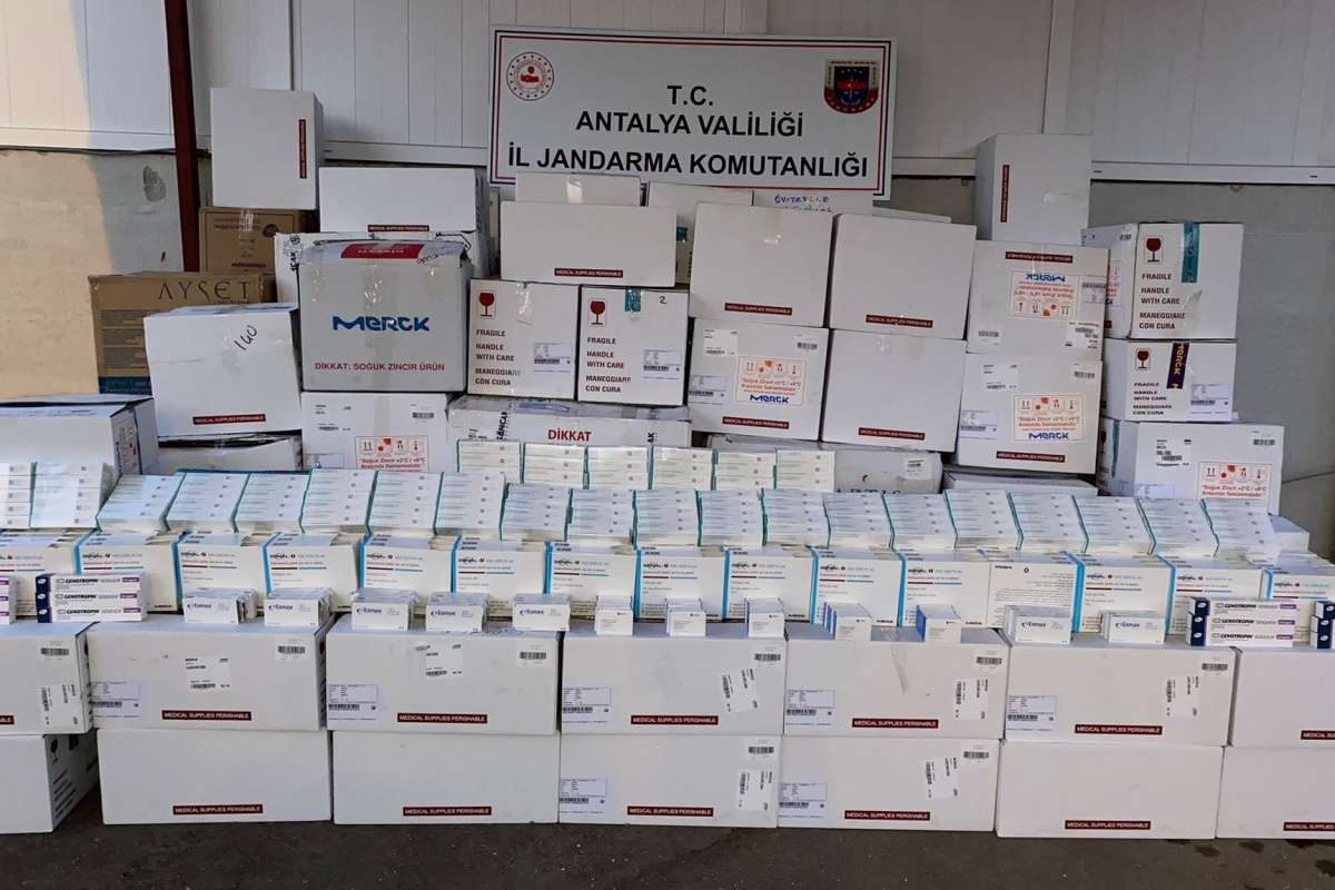 Antalya'da 3 milyon 300 bin liralık kaçak ilaç operasyonu