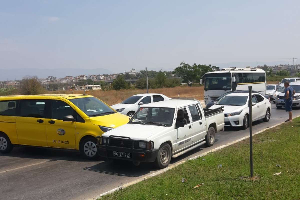 Antalya'da 4 aracın karıştığı kazada 6 kişi yaralandı