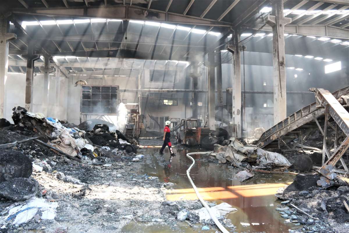 Antalya'da alev alev yanan plastik fabrikasından geriye küle dönmüş yığınlar kaldı