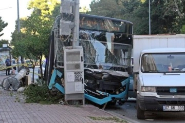 Antalya’da araçların üzerine düşen otobüs kazası kamerada