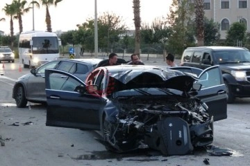 Antalya'da çarpışan otomobiller hurdaya döndü: 1 yaralı