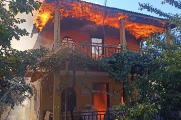 Antalya’da dubleks ev çıkan yangında küle döndü
