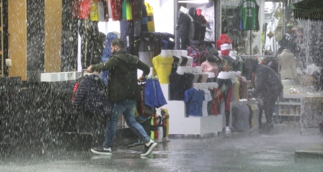 Antalya'da esnafın sağanak yağmurda mal kurtarma mücadelesi