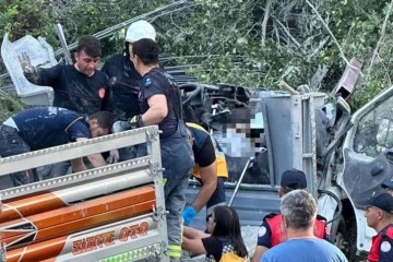 Antalya'da freni boşalan kamyonet devrildi: 2 ölü, 1 yaralı