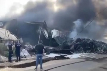 Antalya’da geri dönüşüm tesisi alev alev yandı, gökyüzü siyaha büründü