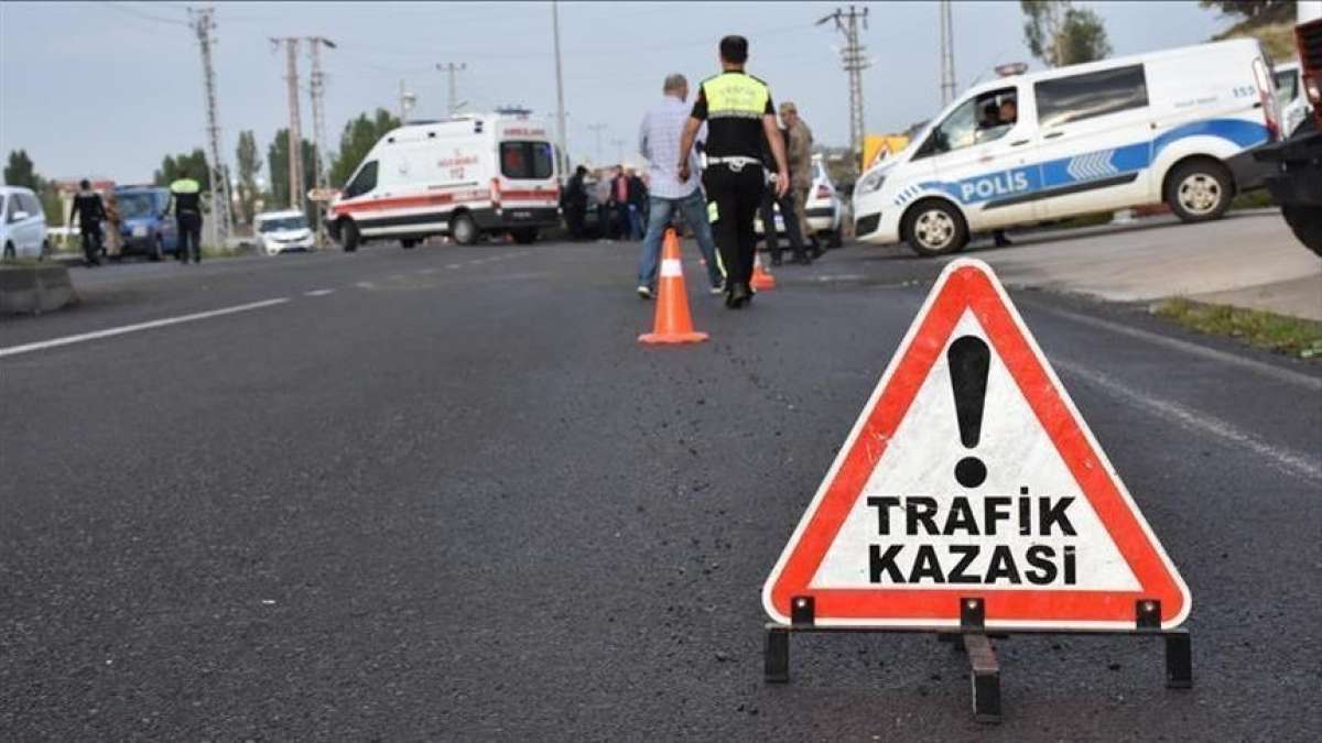 Antalya'da iki otomobil çarpıştı 5 kişi öldü