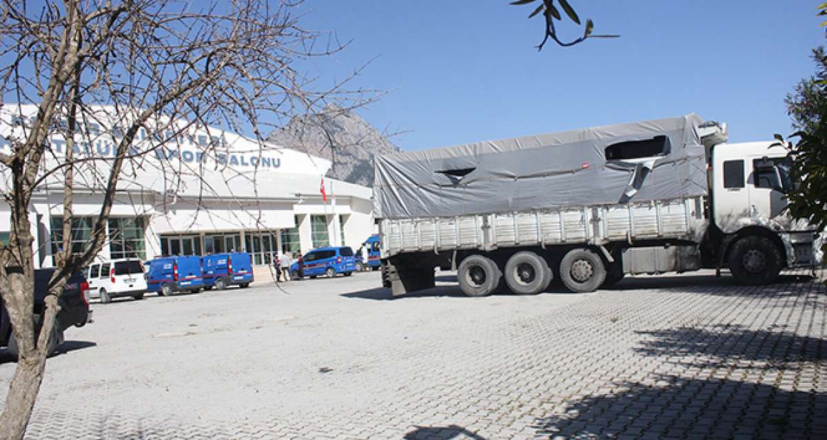 Antalya'da kamyon kasasında çok sayıda göçmen yakalandı