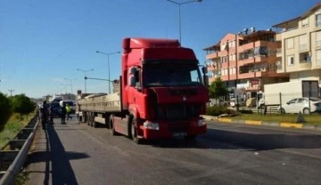 Antalya&rsquo;da kamyonla tırın çarpıştığı kazada 1 kişi öldü