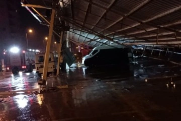 Antalya'da kapalı pazar yerinin çatısı fırtına nedeniyle çöktü