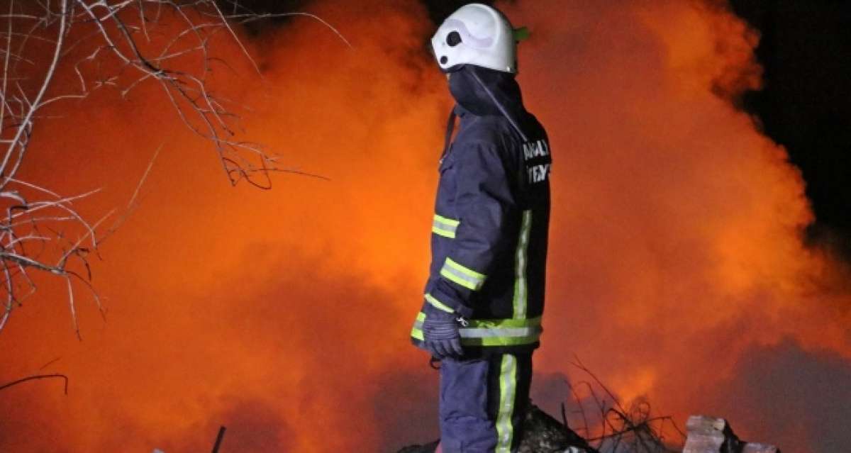 Antalya'da katı atık yangınında gökyüzü dumanla kaplandı