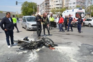 Antalya'da motosiklet ile kamyonet çarpıştı: 2 yaralı