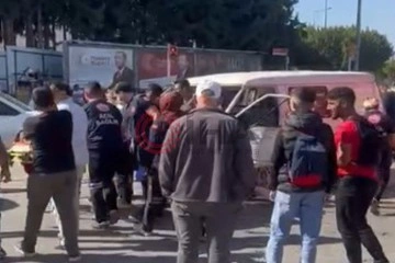 Antalya'da otomobil ile kamyonet çarpıştı: 2 yaralı