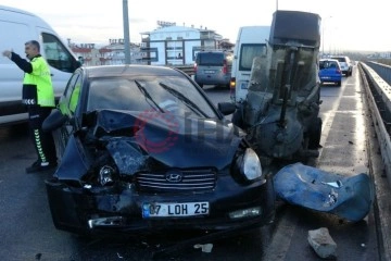 Antalya'da otomobil kamyonete bağlı iş makinesine çarptı: 1 yaralı