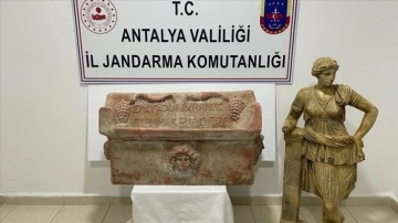 Antalya'da Roma dönemine ait lahit ve heykel ele geçirildi