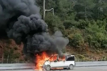 Antalya'da seyir halindeki araç alev alev yandı