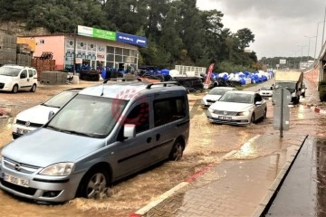 Antalya’da şiddetli yağmur ve fırtına etkili oldu