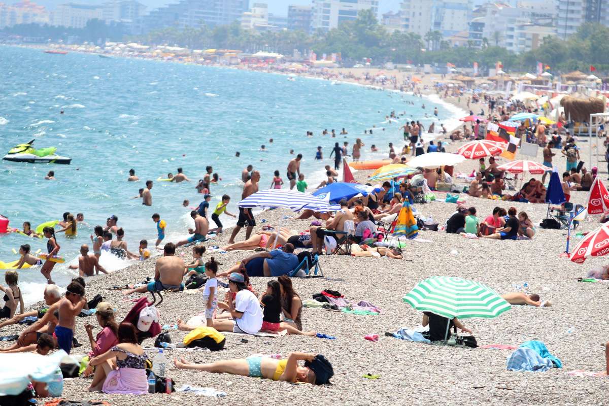 Antalya'da termometreler 43'ü gösterdi, sahiller doldu taştı