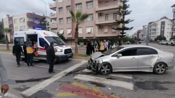 Antalya’da ticari taksi ile otomobil çarpıştı: 2 yaralı