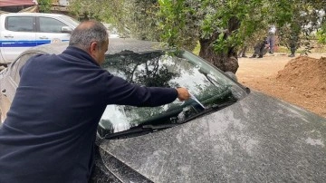 Antalya'da toz taşınması nedeniyle yağmurla çamur yağdı