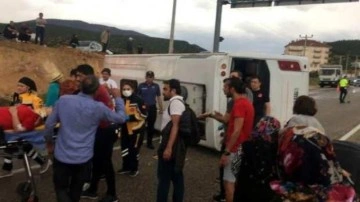 Antalya&rsquo;da tur midibüsü devrildi: 22 yaralı