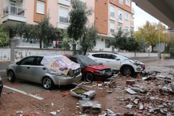Antalya’da uçan çatı duvarı 4 aracın üzerine düşerek ortalığı savaş alanına çevirdi