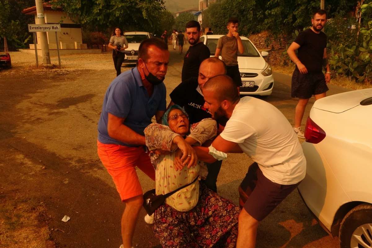 Antalya'da yangın bir mahalleye daha sıçradı, vatandaşlar canını zor kurtardı