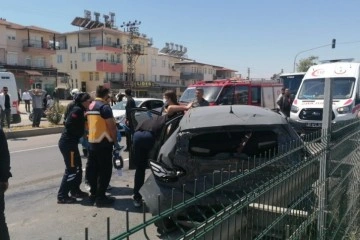 Antalya'da yaya geçidinde bekleyen otomobile arkadan gelen kamyon çarptı: 4 yaralı