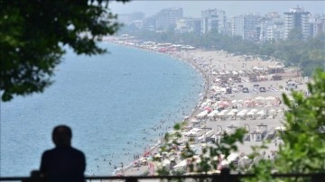 Antalya'nın sahillerinde yoğunluk yaşanıyor