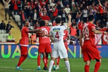 Antalyaspor 10 kişi kalan Hatayspor'a fark attı